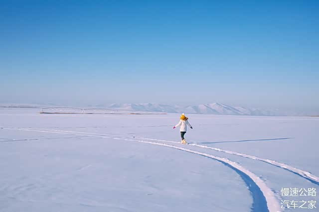 除了车辙印之外 一整片雪地里只有我的脚印